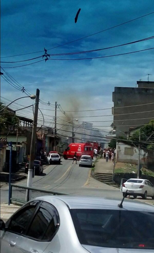 Incêndio atinge casa no Eucaliptal, em Volta Redonda, e deixa moradores assustados (Foto: Enviada via Facebook)
