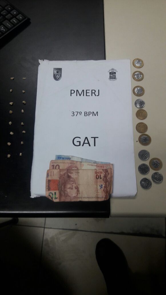 Um dos suspeitos estava com crack e dinheiro; ele foi preso (foto: Cedida pela PM)