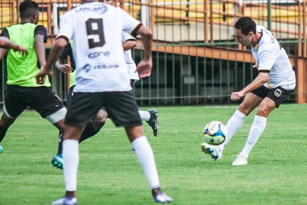 Higor Leite, reforço vindo do Fluminense, atuou no jogo-treino (Foto: Wallace Feitosa)