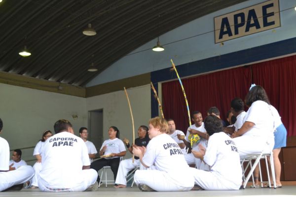 Grupo de Capoeira se apresentaram junto aos alunos da Apae (Foto: Divulgação)