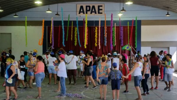 Alegria: Assistidos e seus familiares aproveitaram a manhã de sexta-feira no tradicional baile de Carnaval da instituição (Foto: Divulgação)