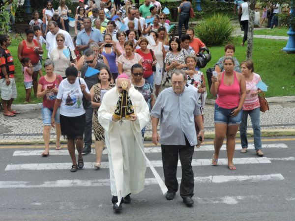 Pela fé: Bispo seguiu junto com padres e fiéis peregrinos com a imagem até Itatiaia (Foto: Vinicius Valim/Divulgação Diocese Barra do Piraí-Volta Redonda)