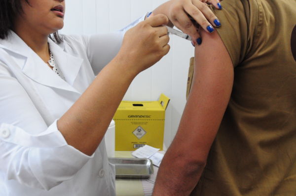 Imunização: Vacinação em Volta Redonda contra febre amarela está acontecendo na UBS Jardim Paraíba, próximo ao estádio de futebol (Foto: Franciele Bueno)