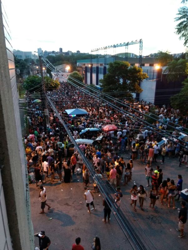 Jovens e adolescentes tomaram a Rua Jaime Pantaleão de Moraes (foto: Enviada pelo WhatsApp) 