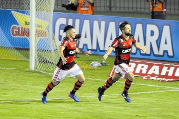 Diego parte para comemorar o primeiro gol do Flamengo no Raulino (Foto: Paulo Dimas)