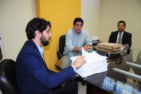 Oficial: Samuca entrega a Dinho relatório sobre verbas do governo (Foto: Paulo Dimas)