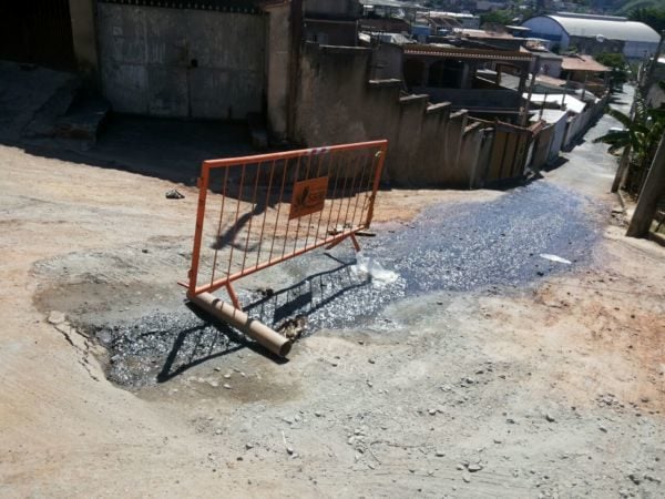 Desperdício: Vazamento na Rua Marajó preocupa moradores; Saae pediu para economizar água nos próximos dias (Foto: Enviada pelo WhatsApp por José Messias)