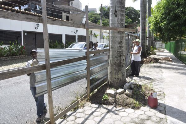 Tapumes são retirados de praça que está sendo reformada no bairro Santa Rosa (foto: Paulo Dimas)