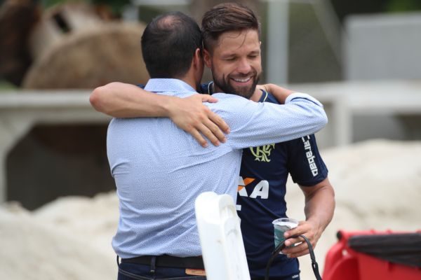 Meia do Flamengo é felicitado após saber da convocação
