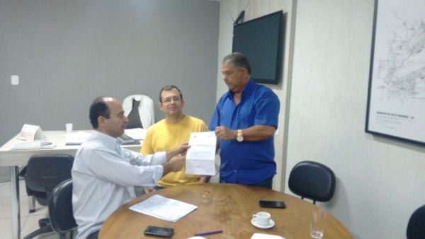 Na manhã do dia 28 de março, o vereador Vair de Oliveira Moura, o Vair Duré (PP), se reuniu com o diretor presidente da Suser, Wellington Nascimento Silva, solicitando a revitalização das tachas e pintura das faixas de ciclista na Avenida Nossa Senhora do Amparo até no final do Bairro Santa Rita do Zarur, já que a ciclovia é usada diariamente para irem e voltar ao trabalho e aos finais de semana é utilizada para a prática de esportes. *** Aliás, Duré tem apresentado várias indicações na Câmara Municipal de Volta Redonda, solicitando benefícios e serviços em favor da população de Volta Redonda. *** Desde que tiveram inicio as reuniões ordinárias do Poder Legislativo, Duré tem procurado levar os pleitos dos moradores às autoridades municipais. *** Além disso, o vereador tem reiterado o pedido junto ao prefeito Samuca Silva (PV) a fim de que haja mais celeridade na execução dos serviços, atendendo aos anseios dos moradores dos bairros e a população em geral que o procuram em seu gabinete. *** Duré percorre bairros da cidade ouvindo as necessidades dos moradores para tentar buscar soluções que beneficiem a coletividade e esta tendo um resultado positivo dessas buscas.