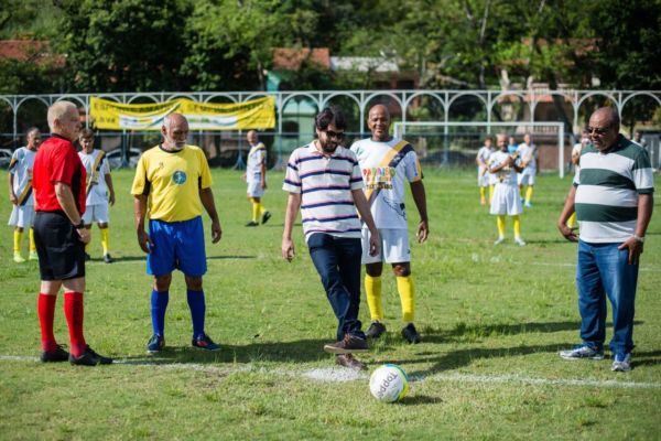 Pontapé: Partida aconteceu no Clube de Futebol Novo Mundo, no bairro Sessenta (Foto: Divulgação)