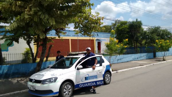 Guardas Municipais fazem ronda escolar na Escola Maria Helena Rafael, em Quatis (foto: Divulgação)