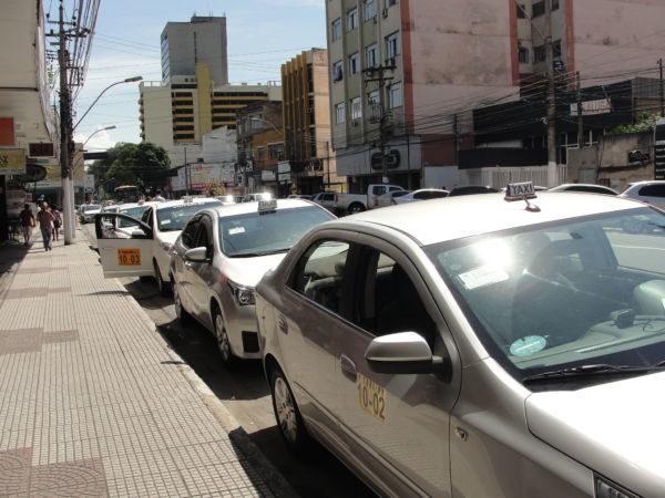 Um lado: Taxistas criticam chegada do serviço que pode ser acionado com aplicativo de celular (Foto: Júlio Amaral)