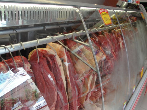 Clientes: Consumidores estão mais exigentes na hora de comprar carne. querem saber a procedência da carne que estão levando (Foto: Júlio Amaral)