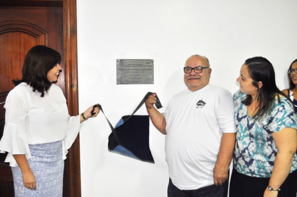 Inaugura: a placa com o nome do auditório foi descerrada pela presidente Luciane Rabha, pelo marido da homenageada, Sr. Carvalgo e sua filha, Aline  (Foto: Wagner Gusmão - PMAR)