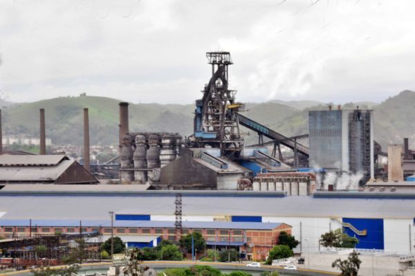 A CSN informou esta semana que não enviaria o balanço de 2016 para a CVM no prazo previsto. *** Motivo: a empresa precisa rever o tratamento contábil dado à operação de combinação de negócios de suas atividades de mineração e logística, realizada pela Companhia em 30 de novembro de 2015. *** Esse negócio – uma aliança com um consórcio asiático que criou a Congonhas Minérios - gerou um ganho de R$ 2,9 bilhões no resultado da empresa em 2015. *** A revisão vai impactar os saldos com que a Companhia iniciou o ano de 2016, alterando o resultado obtido no ano passado.