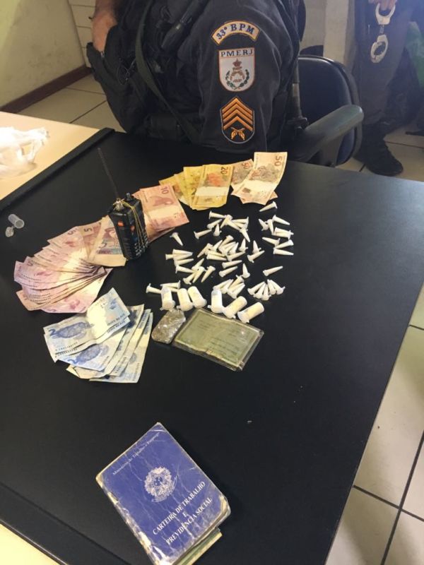 Droga e dinheiro apreendidos no bairro Areal, em Angra, foram levados para a delegacia (foto: Cedida pela PM)