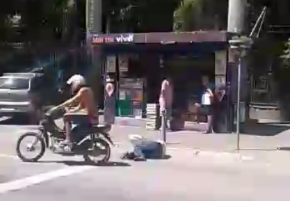 Atropelamento foi registrado por homem que filmava aleatoriamente próximo ao local do acidente (Foto: Reprodução vídeo) 
