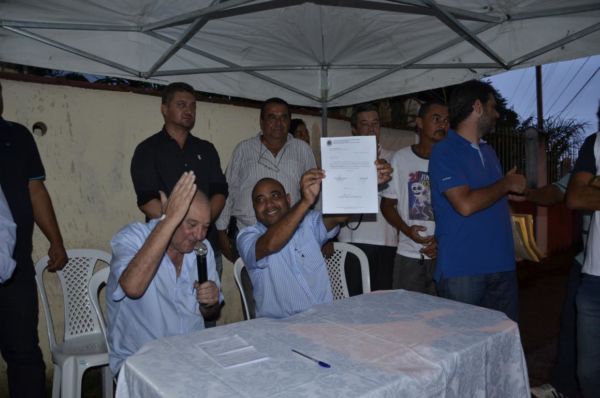 Em mãos: Jorge Serfiotis ao lado do vice-prefeito e secretário de Obras, Ailton Marques, com a ordem de serviço (Foto: Divulgação/Ascom PMPR)