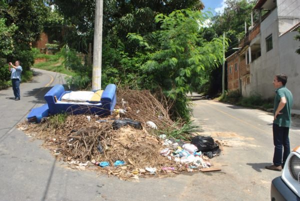 No local: Ednardo visita bairros de Pinheiral para verificar problemas