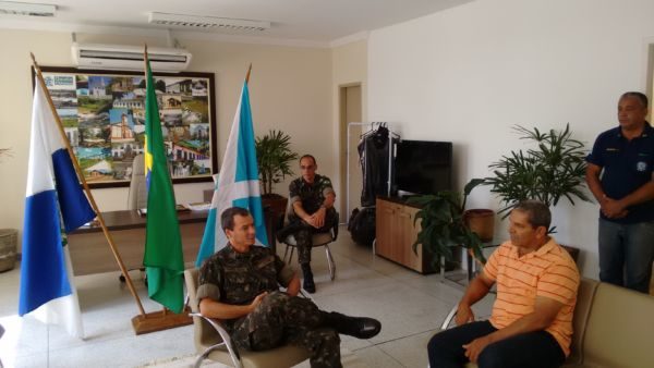 Diálogo: Bruno de Souza conversa com o coronel Fábio dos Anjos Cruz (Foto: PMQ)
