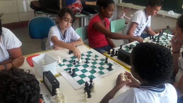 Projeto Xadrez nas Escolas na Escola Municipal Carlos Campos de Faria (foto - PMQ)