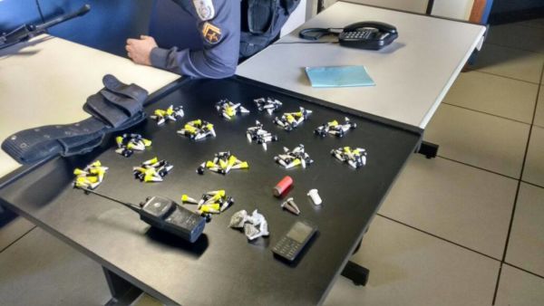 Policiais apreenderam cocaína, trouxinhas de maconha, uma munição intacta de calibre 12, cinto de guarnição, rádio de comunicação e um celular (Foto: Cedida pela PM)
