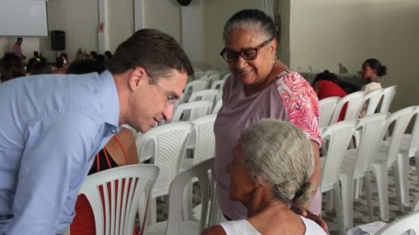 Dando atenção: Ednardo conversa com moradora durante evento da Prefeitura de Pinheiral