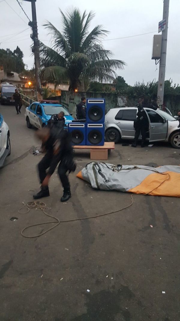 Caixas de som estavam sendo colocadas para a realização de um baile funk quando os policiais chegaram (Foto: Cedida pela Polícia Militar)