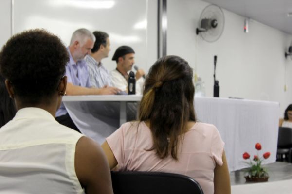 Estudantes de diversos cursos participaram de evento no no auditório do campus Aterrado (foto: Divulgação).