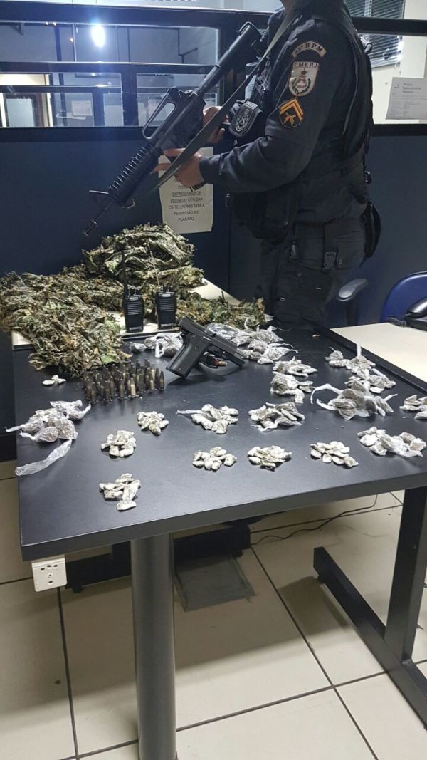 Ação policial: Drogas, roupa de camuflagem e pistola municiada estava em material apreendido pelos PMs (Foto: Cedida pela Polícia Militar)