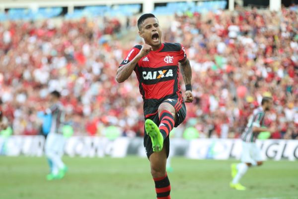 Everton aproveitou falha do zagueiro Renato Chaves para fazer o gol da vitória do Flamengo (Foto: Gilvan de Souza / Flamengo)