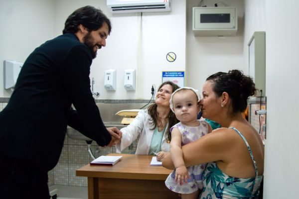 Presença: Samuca conversa com médica e paciente no Hospital do Retiro (Foto: Gabriel Borges - PMVR)
