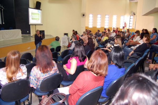 Rede municipal de ensino: Primeiro encontro do projeto foi realizado no auditório do CEI e contou com a presença de alfabetizadores (Foto: Chico de Assis/Ascom PMBM)