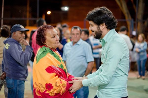No local: Samuca conversa com moradora do Santo Agostinho