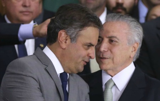 Separados: Aécio Neves e Temer conversam durante evento em Brasília