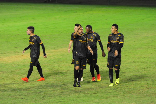 Artilheiro: David Batista (ao centro) marcou um bonito gol, o terceiro do Volta Redonda na partida (Foto: Paulo Dimas)