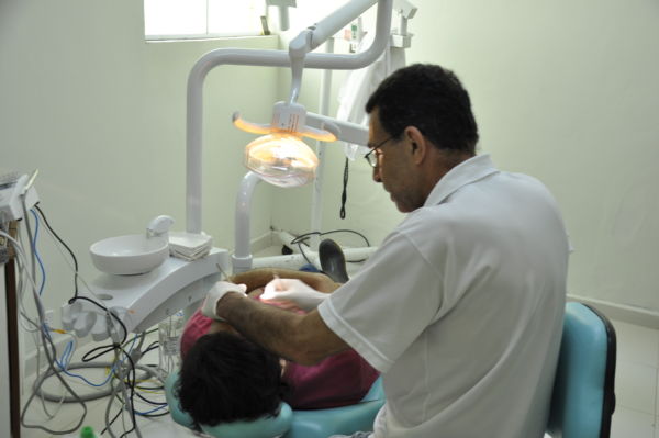 Cuidados: Vinte e dois cirurgiões dentistas e 17 auxiliares compõem a equipe de saúde bucal da cidade (Foto: Divulgação)