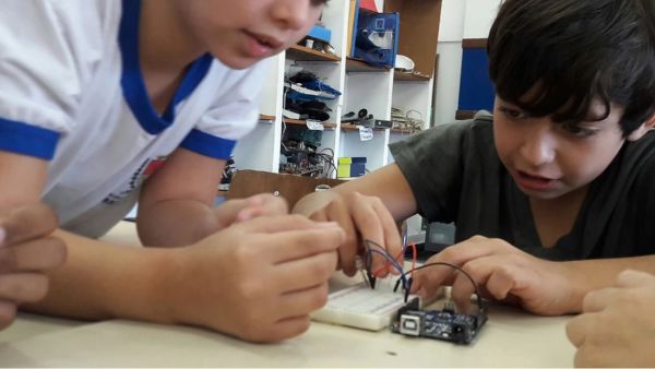 Eletrônica: Projeto Robótica na Escola acontece desde o ano de 2016 em oito escolas de Barra Mansa (Foto: Divulgação)