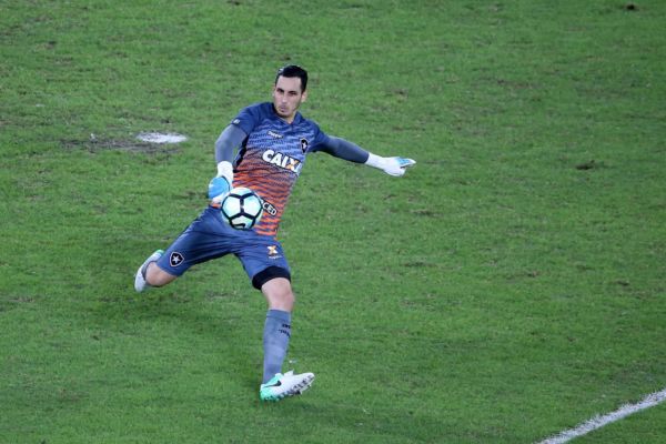 Paredão: Gatito Fernández fechou o gol e fez boas defesas que garantiram a vitória do Botafogo em casa (Foto: Satiro Sodré/SS Press/BFR)
