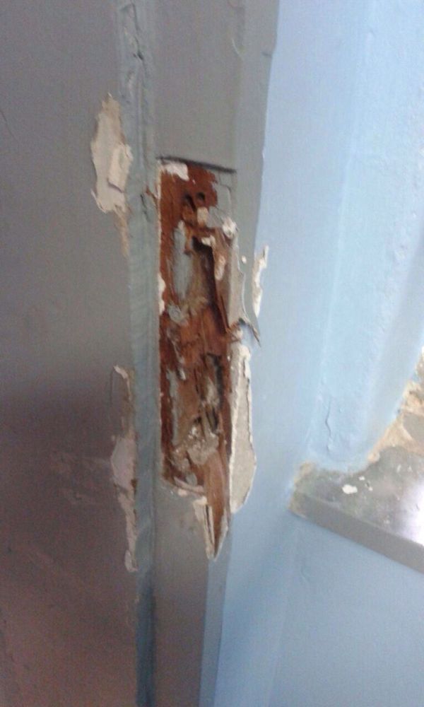 Bandidos invadiram clínica,  furtaram e ainda cometerem atos de vandalismo (Foto: Enviada via WhatsApp)