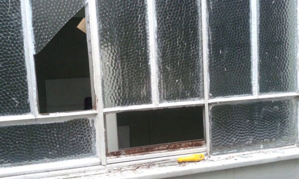 Clínica foi invadida e teve janelas e portas quebradas (Foto: Enviada via WhatsApp)