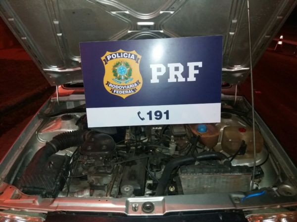 Os agentes contataram que o número do motor do Gol era de outro veículo, que foi roubado (foto: Cedida pela PRF)
