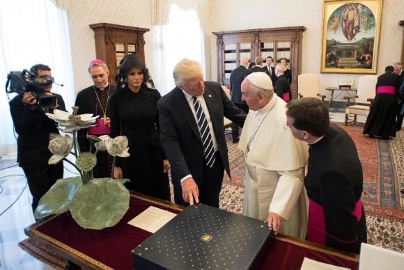 O presidente dos Estados Unidos, Donald Trump, declarou que está "mais determinado do que nunca" a trabalhar pela paz no mundo, após ter se reunido com o papa Francisco, no Vaticano (Agência Lusa)