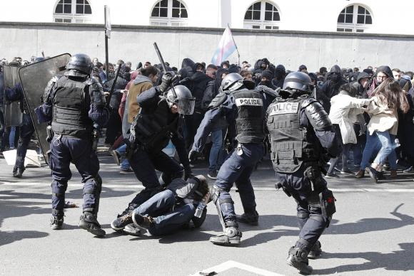  Em Paris, policiais e manifestantes encapuzados entram em confronto durante manifestação pelo 1° de Maio (Foto: Yoan Valat/EPA/Agência Lusa)