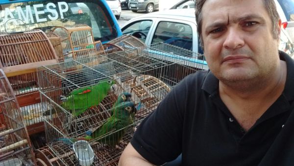 Delegado Marcelo Russo comandou a ação que apreendeu os animais no bairro São Luiz, em Volta Redonda (Foto: Cedida pela Polícia Civil via WhatsApp)