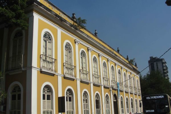 Furto: Ladrões teriam levado equipamentos de dentro da biblioteca