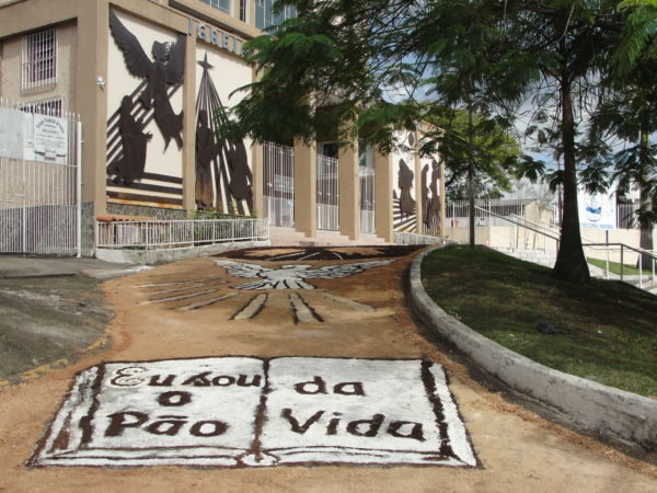Tradição da montagem dos tapetes foi mantida pela Igreja Católica (Foto: Lilian Silva)
