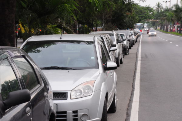 Medida de segurança: Proibição do estacionamento no acostamento da rodovia federal é lei e visa evitar acidentes (Foto: Paulo Dimas) 