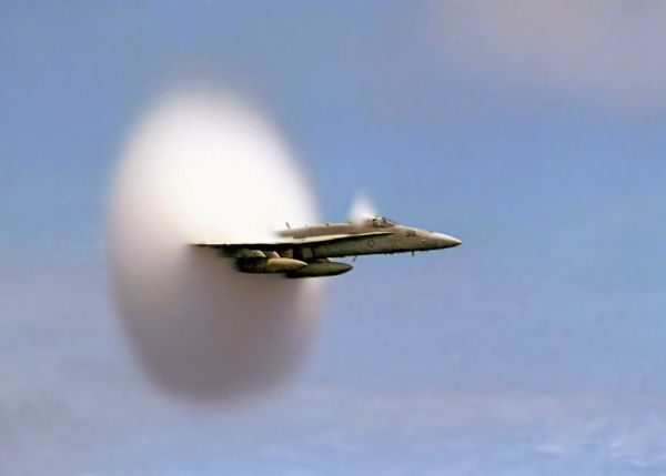 Estrondo: A onda de choque condensa o ar em torno do avião (Foto: Ilustrativa)
